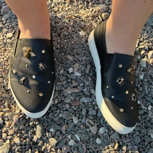 Slip on sneakers  - Säljer dessa snygga slip on sneakers i strl 37, smutsiga men går säkert att ta bort! Använda några enstaka gånger 