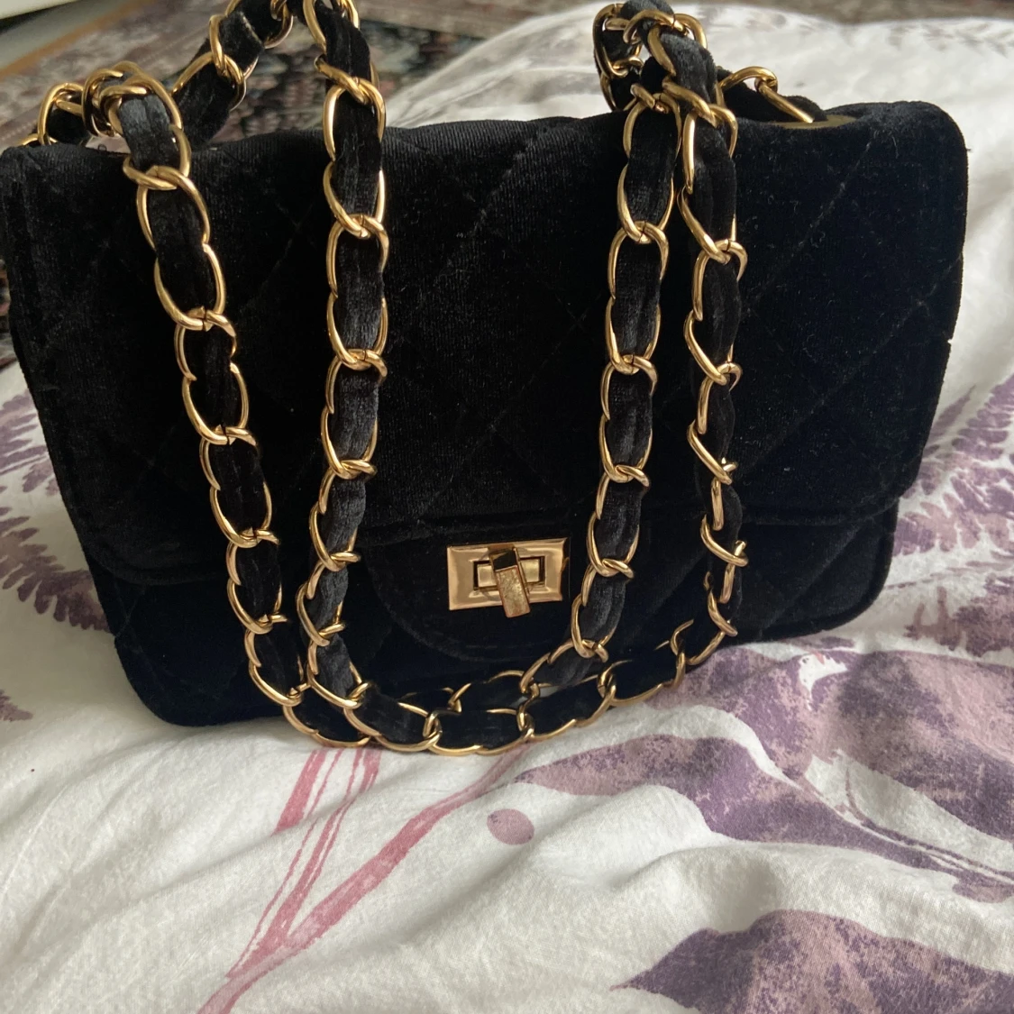 Svart quiltad axelväska med gulddetaljer - 93