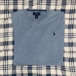 Ralph Lauren Tröja - Skick: 8/10, har några små hål vid nacken och armhålan men hålen är små, annars inga defekter | Är i barnstorlek XL och passar XS-S | 100% Pima bomull | Kan gå ner i pris vid snabb affär