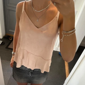 Rosa volangtopp - Rosa/beige volangtopp från Mango i storlek M, passar även S. Fint skick. Använd gärna köp nu!