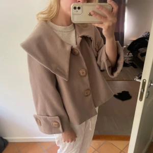Beige kappa - Säljer denna kappa perfekt nu till hösten.  Står ingen storlek men skulle tippa på S! Kan mötas upp i Stockholm.