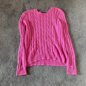 Rosa Ralph lauren tröja  - Knappt använd rosa stickad från Ralph lauren i storlek M💕. Skulle säga att den passar bäst när man är runt 157-168 cm lång💕. Har ett litet hål vid ena axeln men syns knappt. Säljer inte för billigare❤️