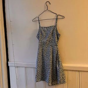 Blå blommig klänning!🌺 - Fin, bra skick, skön, använd bara under provning eftersom att den var för liten 💕🌺