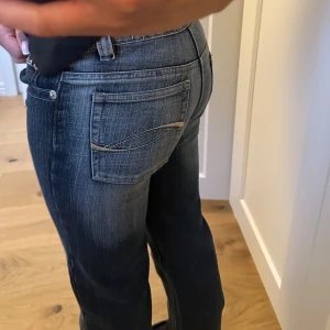 Low waist jeans  - Jeansen är i väldigt bra skick (aldrig använda, endast testade). Passformen är Low waist och bootcut, straight 