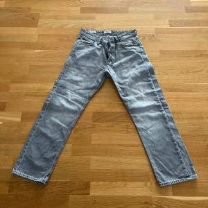 Gråa Jack & Jones jeans, säljer pga ingen användning. Köptes för några månader sen men har används några enstaka gånger. Modellen är relaxed/chris. Storlek 30, 30.