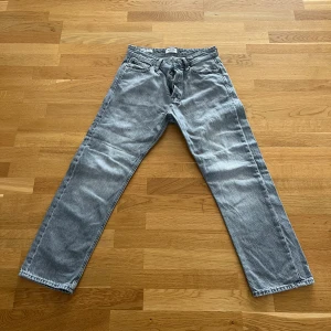 Gråa Jack & Jones jeans - Gråa Jack & Jones jeans, säljer pga ingen användning. Köptes för några månader sen men har används några enstaka gånger. Modellen är relaxed/chris. Storlek 30, 30.