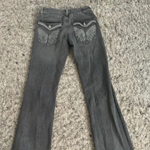 jeans - säljer dessa superfina jeans ifrån kidsbrandstore - gina i strl 164💕
