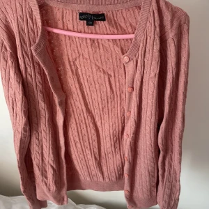 Kofta  - En rosa kofta med knappr från Ullared storlek 170 Bra stick  