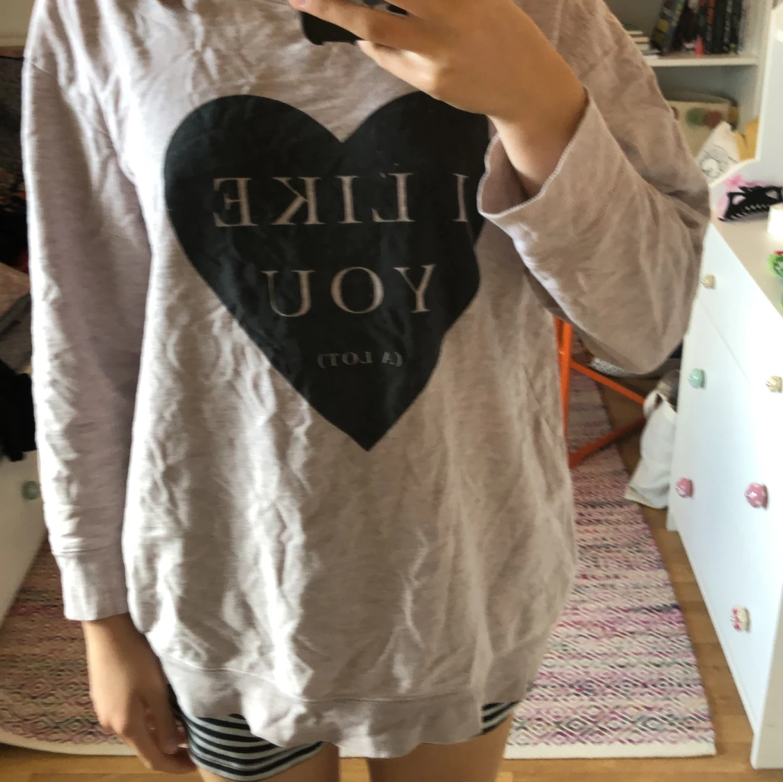 Grå tröja med text