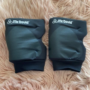 Knäskydd McDavid - Knappt använda knäskydd från McDavid. Väldigt fin kvalite men används inte längre så säljs. Inga defekter. Kika gärna på mina andra annonser, säljer mycket:) 