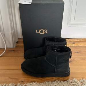 Säljer dessa väldigt sköna uggs box tillkommer och de är i skick 8/10 endast använda en vinter. Va inte rädd för att höra av dig om frågor eller mer bilder👍