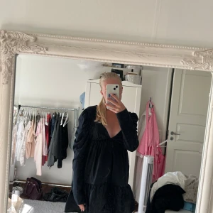 Svart bolero - Säljer en superfin svart bolero i storlek S. Den har långa ärmar och är Perfekt för fest eller andra speciella tillfällen. Boleron har en normal passform. Den är tillverkad i ett mjukt och bekvämt material som känns skönt mot huden.