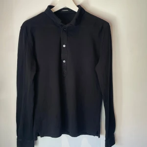 Rugbytröja J.Lindeberg - J.Lindeberg rugbytröja. Storlek M. Skick 7/10 en trasig knapp men annars bra skick. Inget som man tänker på så mycket.