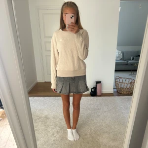 . - Så snygg och fräsch college tröja från Acne studios, oanvänd i topp skick