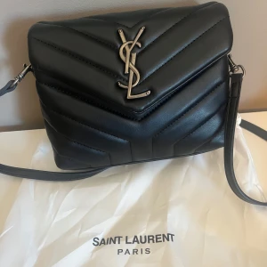 YSL väska - Super fin väska i äkta läder, ser väldigt bra ut är är i superbra skick! Dustbag medföljer. Ej äkta!!