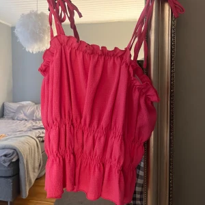 Sött rosa linne! - Rätt skrik rosa linne. Har tyvärr tagit av lappen så minns inte vart den kommer ifrån. Otroligt snyggt och sitter super snyggt på, men har tyvärr blivit för litet för mig😔☺️