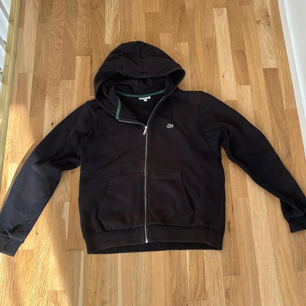 En zip Hoodie från märket Lacoste, Stolekten är 14 år och 164 cm. Helt äkta och pris går att diskutera. Hoodies.