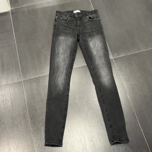 Jeans från Gina tricot  - Svart gråa jeans 