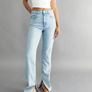 Ginatricot jeans - High waist slit jeans från Gina Tricot i helt nytt skick. (Färgen är lite mörkaren än på bild) Kontakta vid frågor!🎀