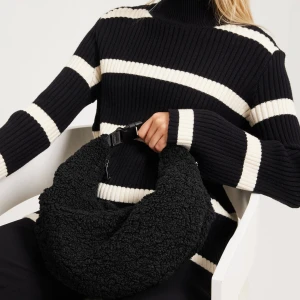 Núnoo Väska  - Första bilden är inspo!  En svart gullig väska, en metall kedja tillkommer. Helt nyskick. Har för mycket väskor hemma och den är så skön, rymmer ganska mycket och väldigt smidig att ha på. 