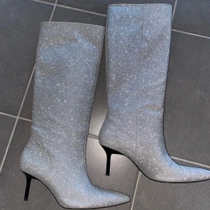 Glitter Boots - Nya glitterboots ifrån Zara, köpta för något år sedan men inte kommit till användning. Skorna är som nya och prislappen sitter kvar. Köpta för 120€ säljer för 45€.