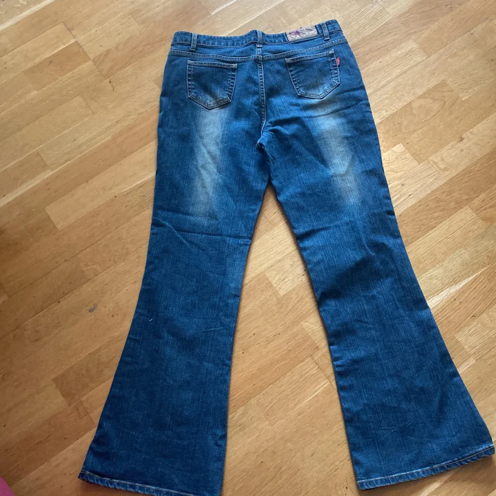 Bootcut/flare jeans med fjärilsmotiv och gemstones. Inte säker på märket då jag köpte secondhand och lappen är svår att tyda. Bra skick och pris kan diskuteras . Jeans & Byxor.