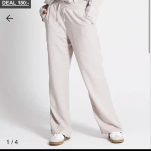 Beiga linnebyxor  - Detta är ett par beiga linnebyxor i mycket bra skick, supersnygga😍💞 säljer pågrund av att jag ej använder och att dom är påväg att bli för små!