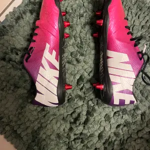 Ett par gamla Nike vapor 9 elite. Använda ett fåtal gånger men är bra skick. Det är skruvdobb. Acc