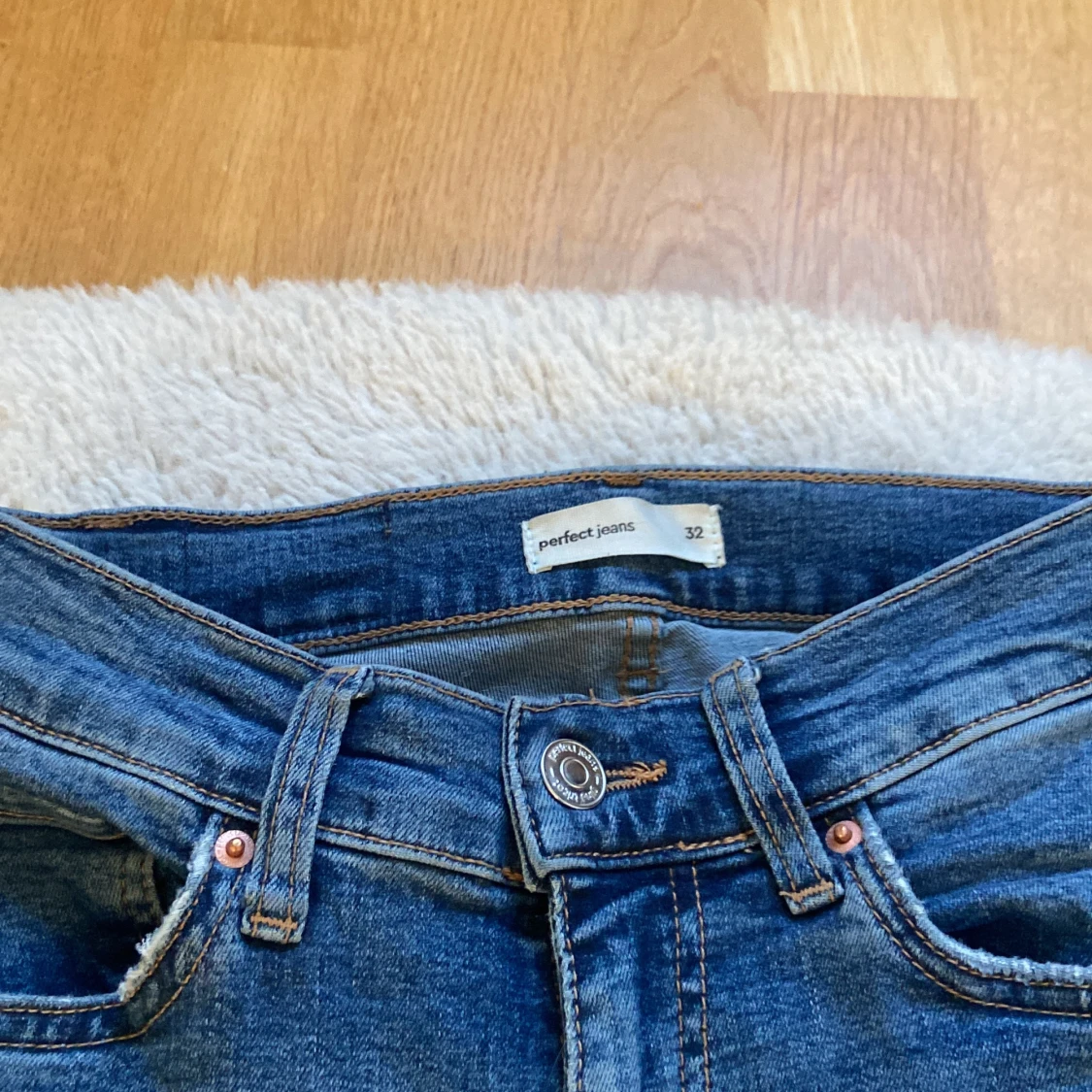 Low waist bootcut jeans från Gina  - 90
