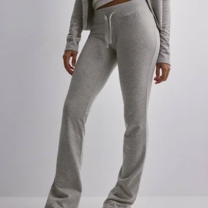Cozy Chill Pants💕💕 - Säljer dessa skit snygga lågmidjade gråa mjukisbyxor från Nelly. De är i bra skick, inga fläckar. Inte använda jättemycket men tvättade några gånger. De är i storlek S. Nypris 400 kr. 💕💕