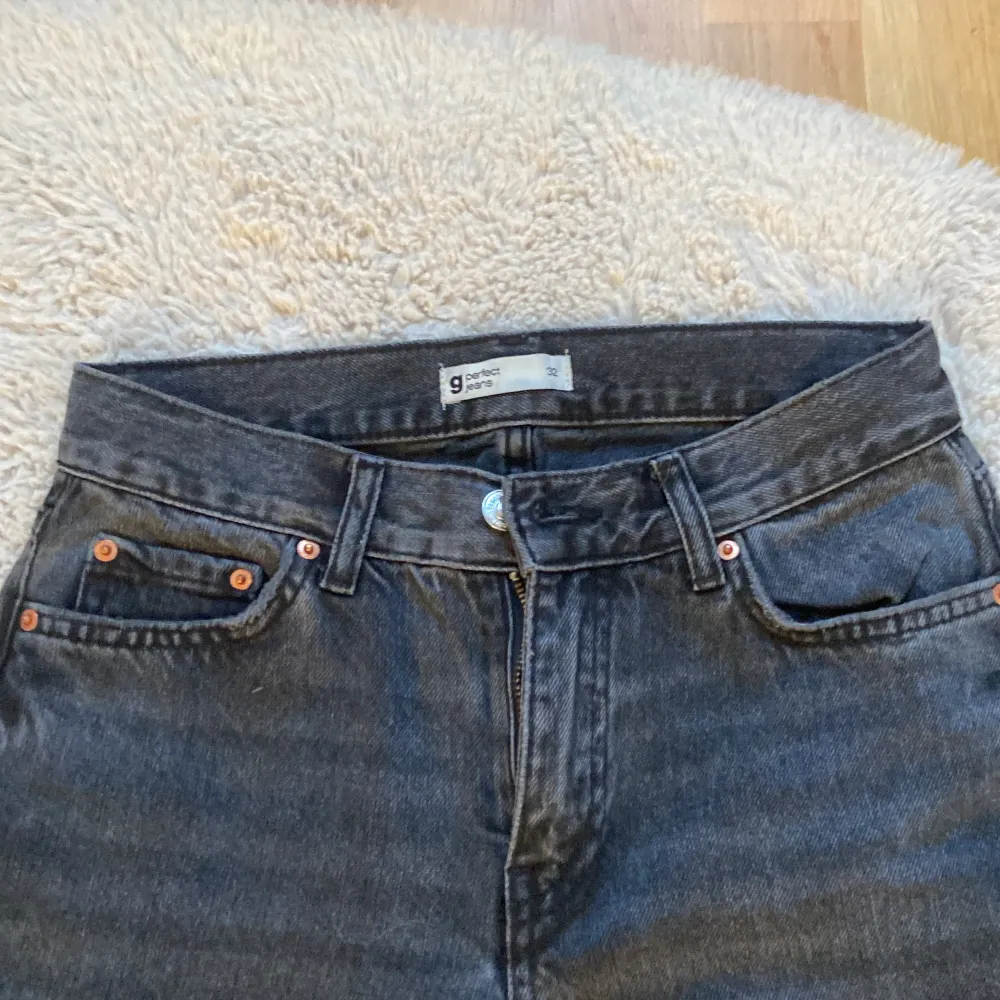 Jag säljer mina straight jeans från Gina tricot!🤍 Strl 32. Fint skick! Säljes för 250kr inkl frakt! . Jeans & Byxor.