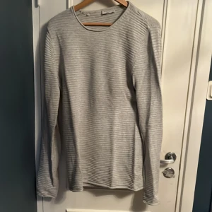 Grå Selected Homme kofta - Grå Selected Homme kofta i väldigt bra skick. Storlek large.
