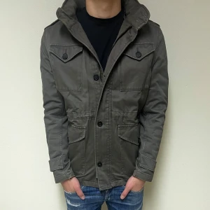 Field jacka - Hej! Säljer nu denna riktigt snygga field jackan i storlek S. Passar perfekt till hösten/vintern. Skicket är 9/10 och färgen är grön/grå. Vid minsta lilla fundering så är det bara att höra av sig!