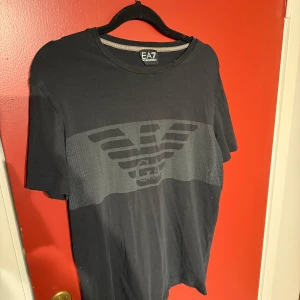  t-shirt från ea7 - Svart t-shirt från ea7. T-shirten är i bra skick.