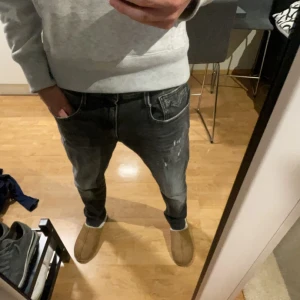 Replay jeans herr  - Säljer dessa replay anbass jeansen som är i nästan ny skick. Köpta för 2000kr. Om ni vill diskutera pris så är de bara att skriva!