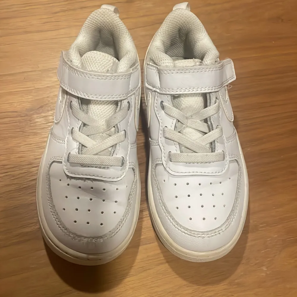 Säljer ett par vita Nike sneakers i mycket bra skick. De har både snörning och kardborreband för extra bra passform. Jag köpte de för någon månads sen tlll min bror för 600 kr men de har tyvärr inte kommit till användning. . Skor.