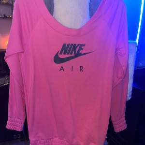 Säljer en supercool rosa Nike Air sweatshirt i storlek M. Den har en avslappnad passform med långa ärmar och ett stort Nike Air-tryck på framsidan. Perfekt för både träning och chill dagar. Grymt skön och stilren! 💖