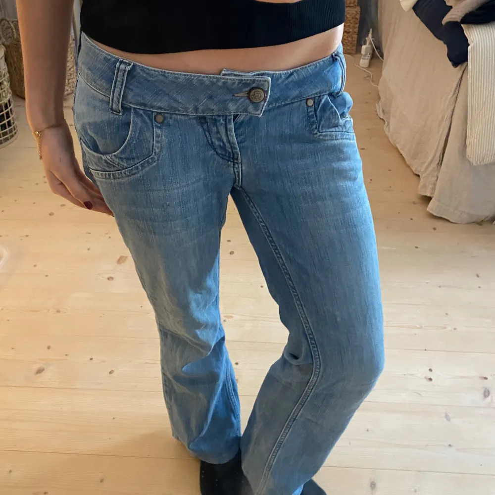 Säljer ett par snygga blå jeans från Redstar i storlek W29 L34. De har en klassisk femficksdesign och är tillverkade i bomull med lite stretch för extra komfort. Perfekta för vardagsbruk och kan enkelt matchas med olika toppar. Passformen är normal och de har en knapp och dragkedja framtill.. Jeans & Byxor.