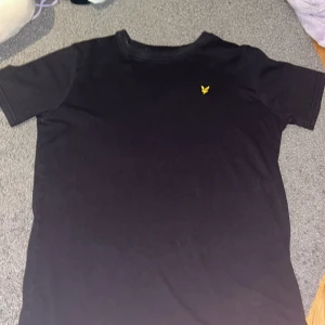 Svart t-shirt lyle scott  - Säljer en lyle scoot t shirt i storlek 12/13 jätte fin och använd men inga fläckar eller slitet