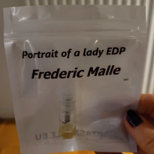 Portrait of a lady - Eau de Parfum - Perfume sample - Frederic Malle Portrait of a lady - Eau de Parfum - Perfume sample - 2 ml Kvar ca 2 ml. Nypris 110 kr