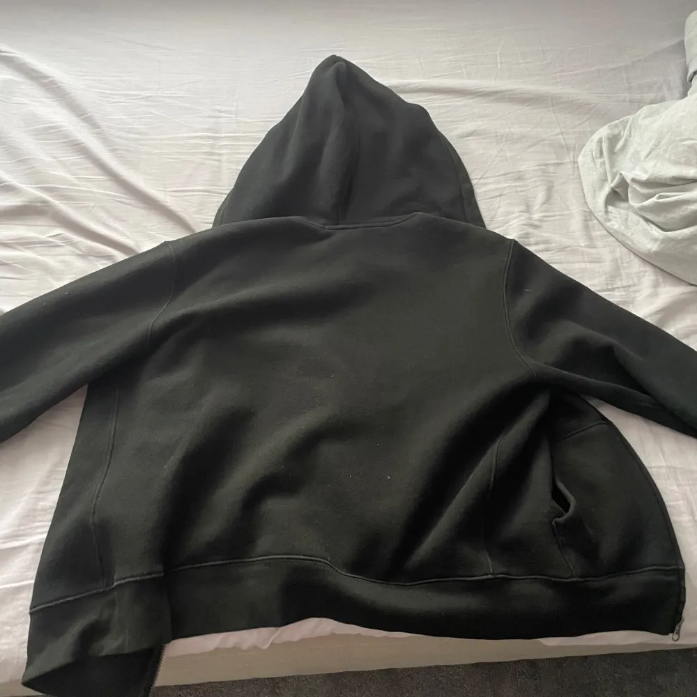 Säljer en snygg svart hoodie från Ralph Lauren i storlek L i barn passar på någon som är 160 cm.Den har en dragkedja framtill och en klassisk röd logga på bröstet. Perfekt för höst och vinter, och den är supermjuk och bekväm. Passar både till vardags och chillkvällar. 🖤. Tröjor & Koftor.