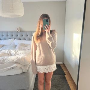 Stickad tröja i kashmir  - Säljer en supermysig beige stickad tröja i Kashmir, den är som ny och använd 1 gång. Priset kan diskuteras!🩷