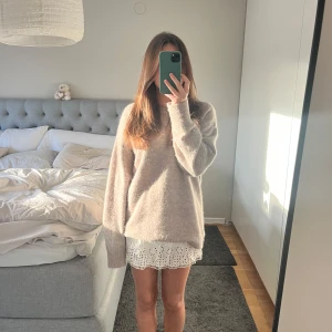 Beige stickad tröja - Mysig beige stickad tröja i oversized passform. Perfekt för kyliga höst- och vinterdagar. Är som helst ny och använd nåra fåtal gånger!🩷
