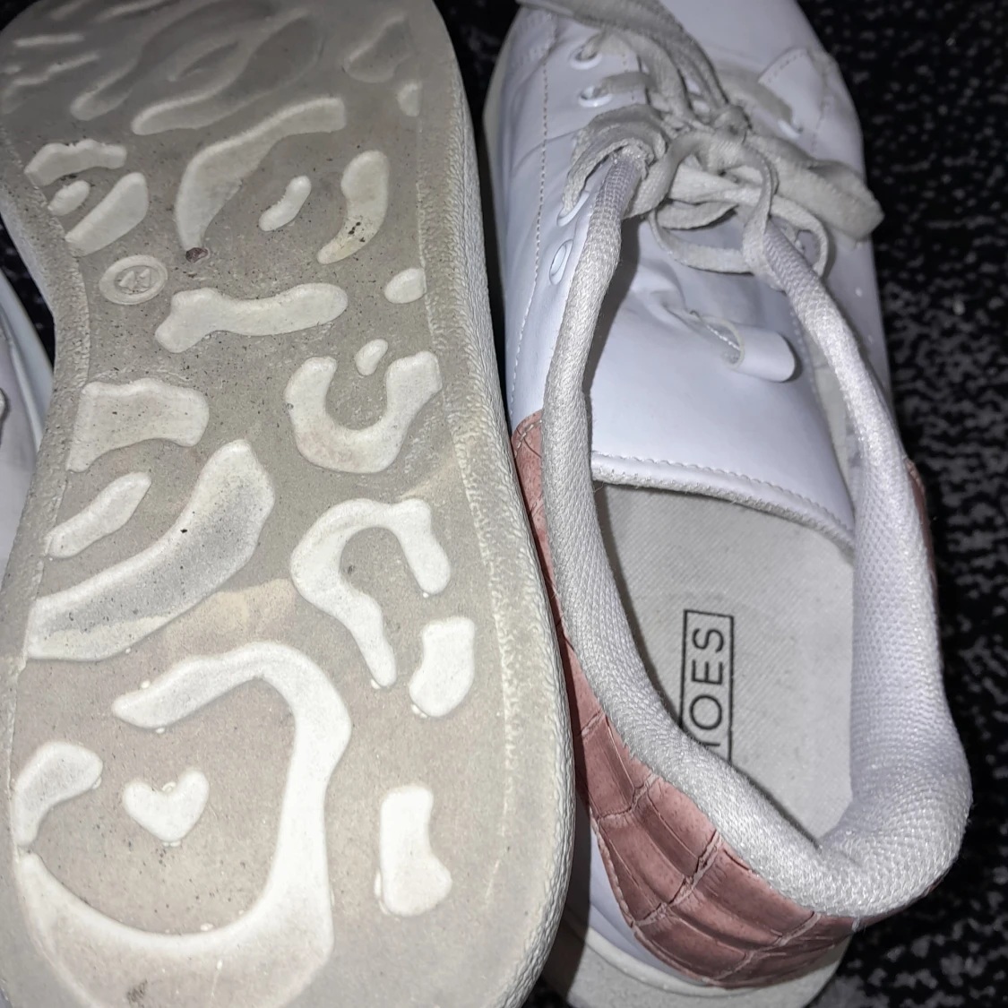 Vita sneakers med rosa detaljer