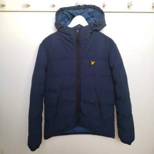 Mörkblå vinterjacka från Lyle & Scott. Jackan är i mycket bra skick. Storlek Small. Köparen står för fraktkostnaden. 