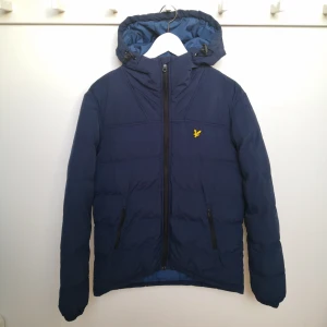 Vinterjacka från Lyle & Scott.  - Mörkblå vinterjacka från Lyle & Scott. Jackan är i mycket bra skick. Storlek Small. Köparen står för fraktkostnaden. 