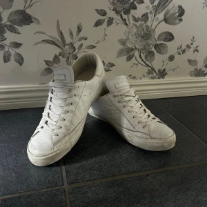 Philip model skor - Säljer nu mina Philip model skor i storlek 43. Skorna har används sparsamt ett fåtal gånger. Säljer för jag skulle vilja ha ett par andra helt enkelt. Pris 1099kr. Bara höra av sig vid frågor o funderingar!