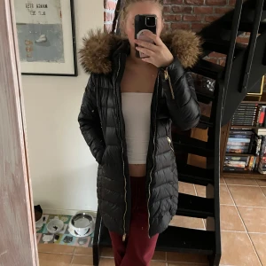 Svart dunjacka med äkta päls  - Säljer en snygg svart rock and blue jacka med äkta päls på huvan. Jackan har en dragkedja fram och flera praktiska fickor med dragkedjor. Pris kan diskuteras vid snabb affär nypris 3250kr. Jackan har använts en del men fortfarande i bra skick💕