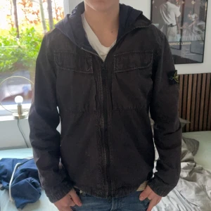 Stone Island overshirt - Säljer min Stone Island overshirt som är sparsamt använd. Har kvitto. Nypris: 3700kr. OBS PRISET ÄR DISKUTERBART          Passar perfekt om du är 164 men om du är lite kortare också.