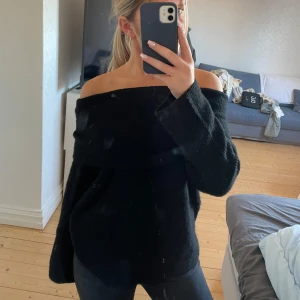 Svart offshoulder tröja - Svart off shoulder som en extremt skön, lite oversize❤️ aldrig använd då jag beställde två storlekar och glömde skicka tillbaka denna